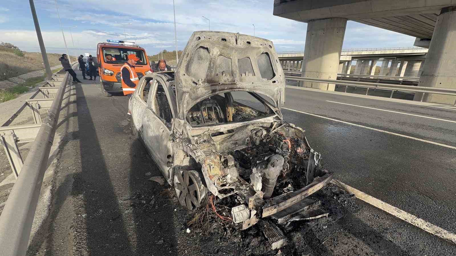 Tayakadın’da otomobil alev alev yandı