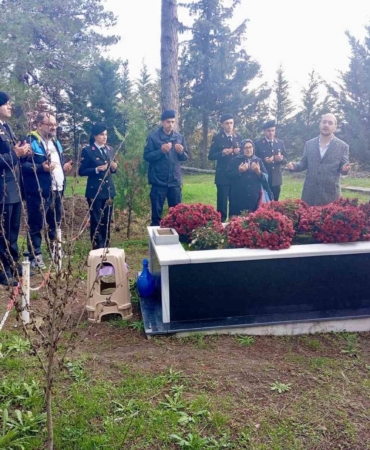 Babaeski’de şehit üsteğmen mezarı başında anıldı