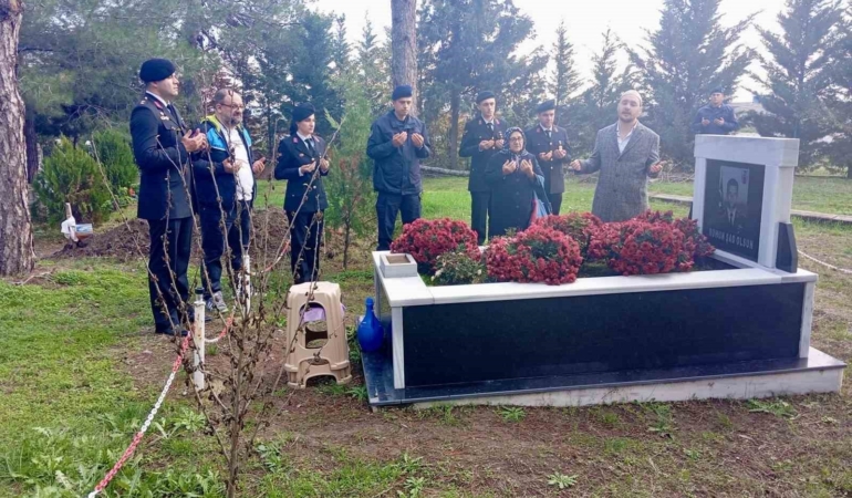 Babaeski’de şehit üsteğmen mezarı başında anıldı