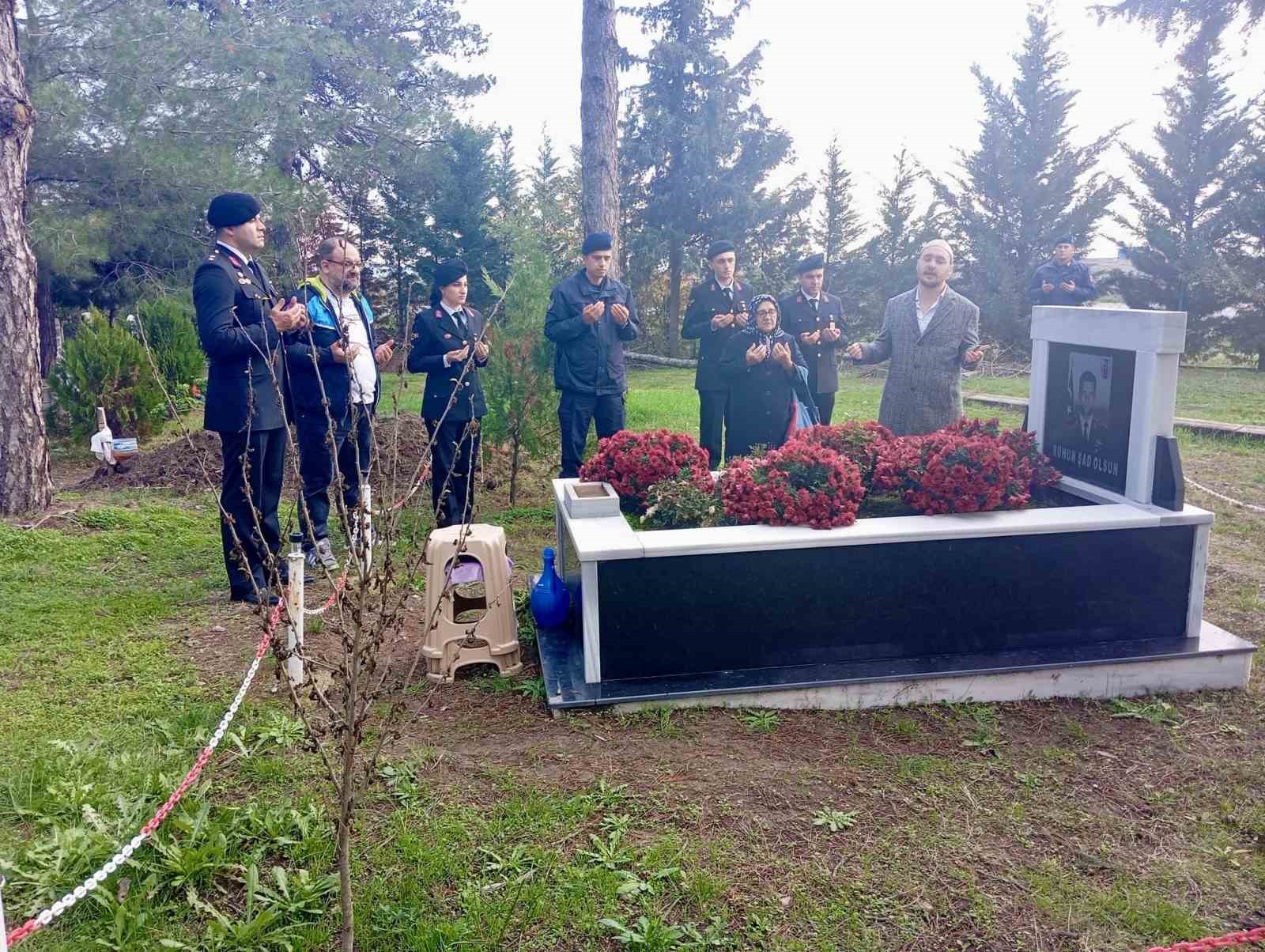 Babaeski’de şehit üsteğmen mezarı başında anıldı