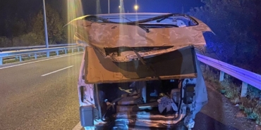 Çekici kamyonet, ticari araca çarptı : 2 ölü