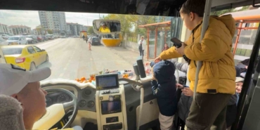 Şoför minibüse binen yolcularına meyve ve şekerleme ikram ediyor