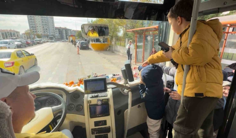 Şoför minibüse binen yolcularına meyve ve şekerleme ikram ediyor