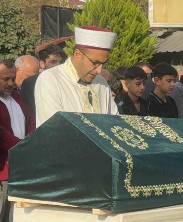 Döner yedikten sonra evinde ölü bulunan 13 yaşındaki Eren Yılgın son yolculuğuna uğurlandı