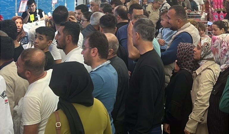 Hamsinin kilosu 50 liraya düştü, vatandaşlar markete akın etti