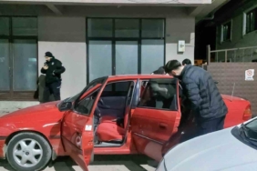 Alkollü sürücü polis uygulamasını görünce otomobili kaldırıma çekti: Üzerinden ve araçtan uyuşturucu çıktı