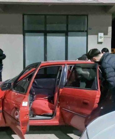 Alkollü sürücü polis uygulamasını görünce otomobili kaldırıma çekti: Üzerinden ve araçtan uyuşturucu çıktı