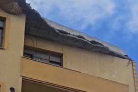 Gelibolu’da 5 katlı binanın çatısının bir kısmı çöktü