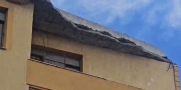 Gelibolu’da 5 katlı binanın çatısının bir kısmı çöktü