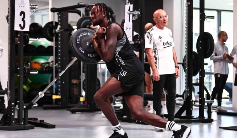 Beşiktaş günün ilk çalışmasını salonda yaptı