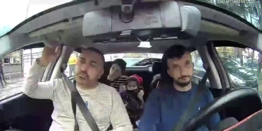 Hastaneye götürülen Böcek ailesinin taksideki görüntüleri araç içi kamerasına yansıdı