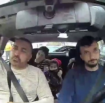 Hastaneye götürülen Böcek ailesinin taksideki görüntüleri araç içi kamerasına yansıdı