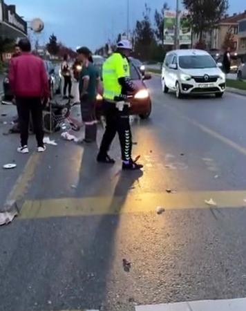 Sakarya’da otomobil ile motorlu bisiklet çarpıştı: 1 yaralı