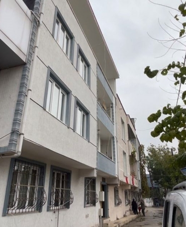 Dengesini kaybedip camdan düşen şahıs ağır yaralandı