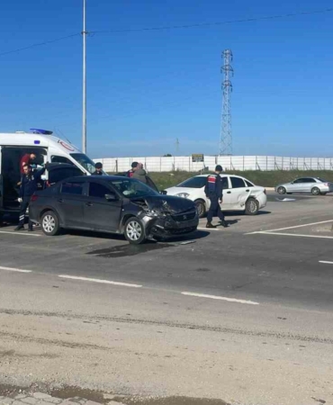 İpsala’da iki otomobil çarpıştı: 8 yaralı