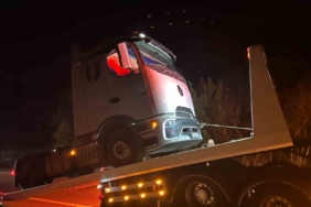 Balıkesir’de tırın direksiyonunun kilitlenmesi sonucu trafik felç oldu