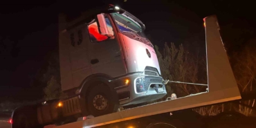 Balıkesir’de tırın direksiyonunun kilitlenmesi sonucu trafik felç oldu