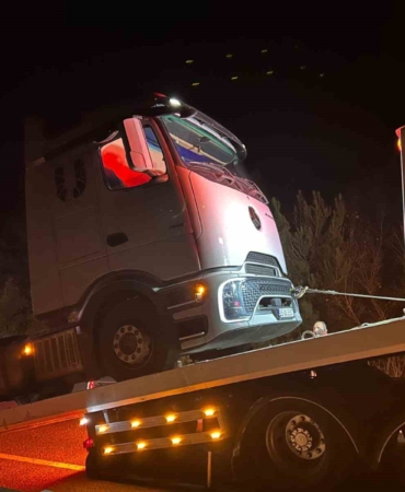 Balıkesir’de tırın direksiyonunun kilitlenmesi sonucu trafik felç oldu