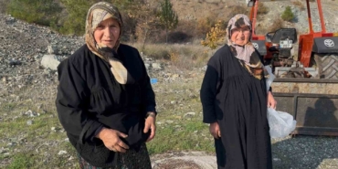 Bursa’da iki yaşlı kadın gençlere taş çıkartıyor