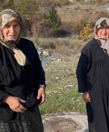 Bursa’da iki yaşlı kadın gençlere taş çıkartıyor