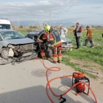 Balıkesir’de iki otomobil kafa kafaya çarpıştı: 3 yaralı