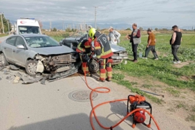 Balıkesir’de iki otomobil kafa kafaya çarpıştı: 3 yaralı
