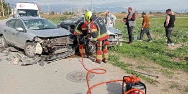 Balıkesir’de iki otomobil kafa kafaya çarpıştı: 3 yaralı