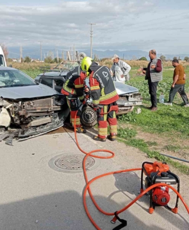 Balıkesir’de iki otomobil kafa kafaya çarpıştı: 3 yaralı