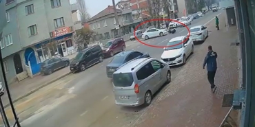 Motosikletin devrildiği kaza anı kamerada: 1 yaralı