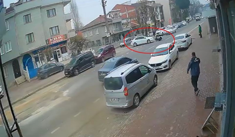 Motosikletin devrildiği kaza anı kamerada: 1 yaralı