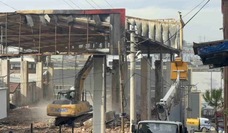 7 kişinin öldüğü parfüm dolum tesisi yıkılıyor