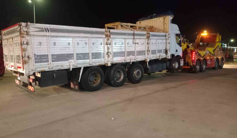 Kamyon çekiciye arkadan çarptı, 1 ölü