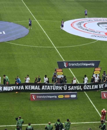 Kocaelispor - Galatasaraylı futbolcular sahaya 10 Kasım pankartıyla çıktı