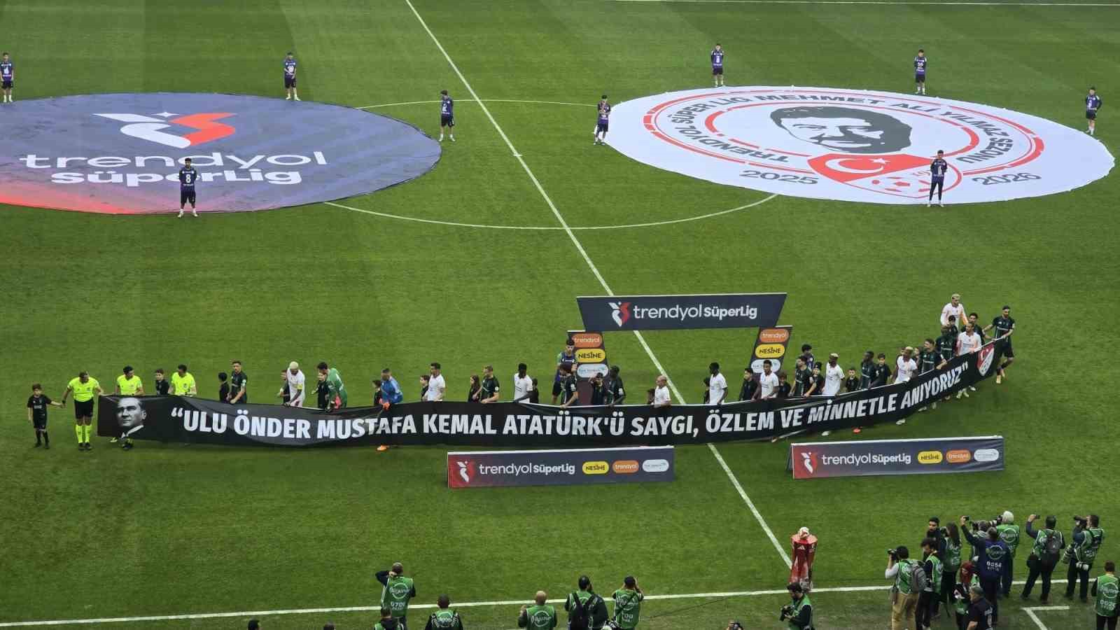 Kocaelispor - Galatasaraylı futbolcular sahaya 10 Kasım pankartıyla çıktı