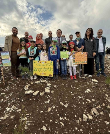 4 bin 500 fidan yanan ormanlık alanda toprakla buluştu