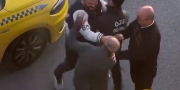 Başakşehir’de taksiciye meslektaşının tokatlı saldırısı kamerada