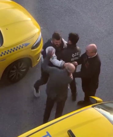 Başakşehir’de taksiciye meslektaşının tokatlı saldırısı kamerada