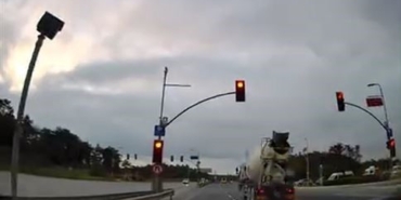 Arnavutköy’de kırmızı ışık ihlali faciaya davetiye çıkardı