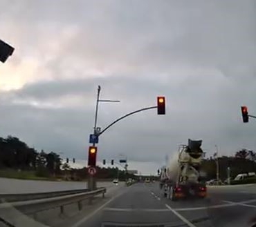 Arnavutköy’de kırmızı ışık ihlali faciaya davetiye çıkardı