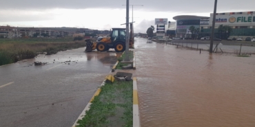 Ayvalık’ta metrekareye 105.3 kilogram düşen yağış hayatı felç etti