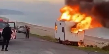 Çatalca’da alevler arasında kalan karavan küle döndü