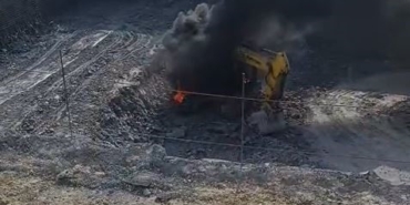 Arnavutköy’de iş makinesi alev alev yandı