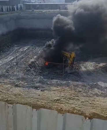 Arnavutköy’de iş makinesi alev alev yandı