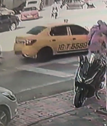 Yaya geçidinde anne ve bebeğe otomobil böyle çarptı