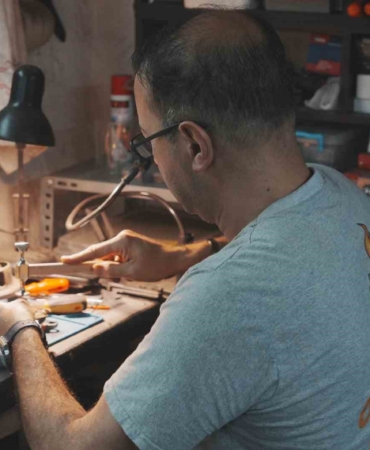 10 metrekarelik atölyesinden Türkiye’ye ulaşıyor