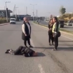 Kocaeli’de otomobil yayalara çarpıp refüje çıktı: 1’i ağır 2 yaralı