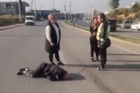 Kocaeli’de otomobil yayalara çarpıp refüje çıktı: 1’i ağır 2 yaralı