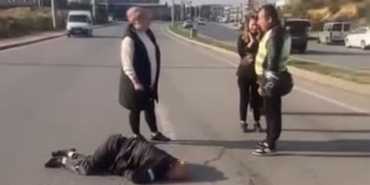 Kocaeli’de otomobil yayalara çarpıp refüje çıktı: 1’i ağır 2 yaralı