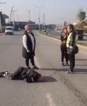 Kocaeli’de otomobil yayalara çarpıp refüje çıktı: 1’i ağır 2 yaralı