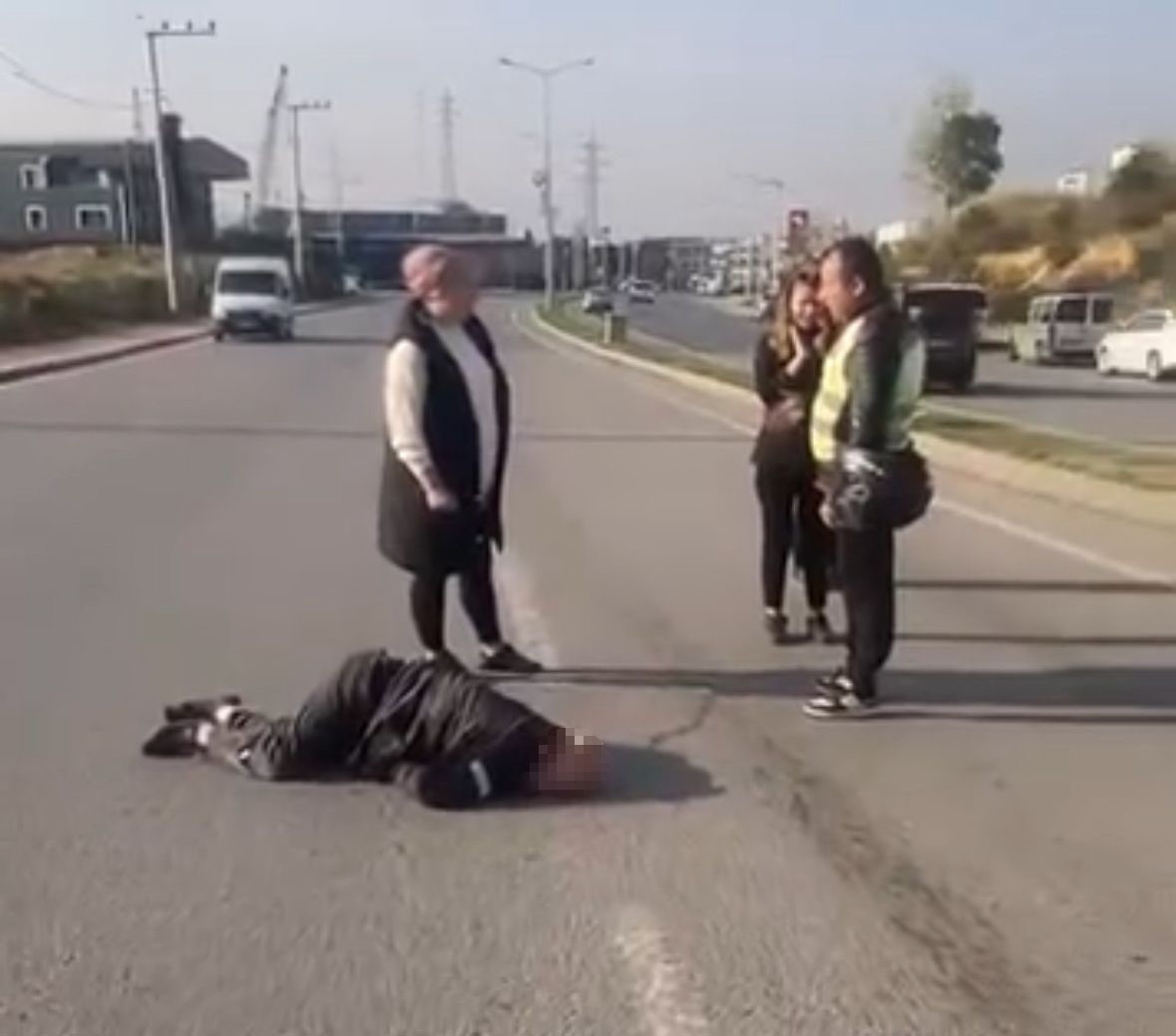 Kocaeli’de otomobil yayalara çarpıp refüje çıktı: 1’i ağır 2 yaralı